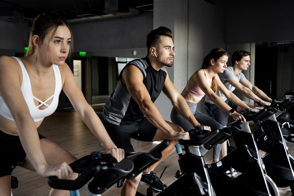 Aula de bike indoor em Moema: treinos intensos para alta queima calórica e mais resistência física