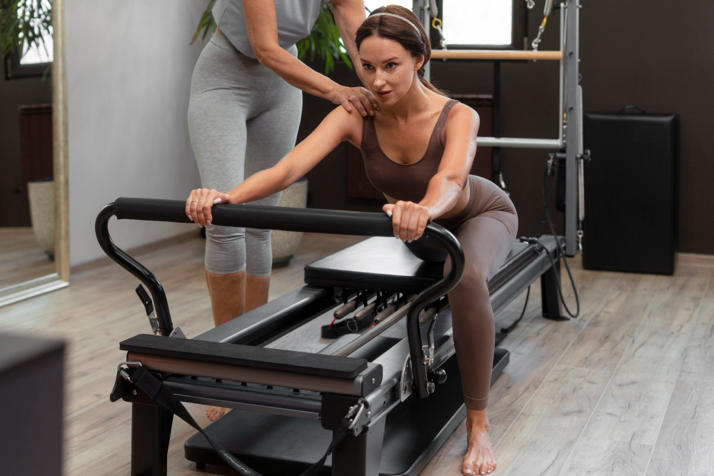 Pilates com aparelho em Moema: veja quais são as vantagens de treinar com equipamentos e acompanhamento profissional