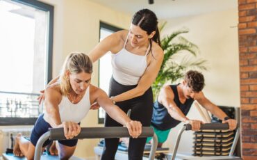 Imagem em Destaque - Pilates terapêutico em Moema: exercícios personalizados para aliviar desconfortos e melhorar a mobilidade
